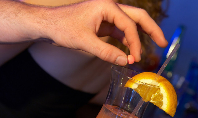 Προστασία από το «χάπι βιασμού»: Το τατουάζ που αποκαλύπτει αν υπάρχει η ναρκωτική ουσία στο ποτό