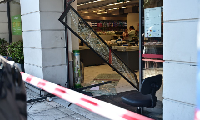 Ελευσίνα: Εισέβαλαν με κλεμμένο ΙΧ σε σούπερ μάρκετ, αλλά έφυγαν με άδεια χέρια
