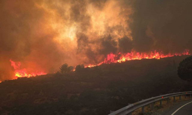 Φωτιά στην Κύπρο: Στις φλόγες η Λεμεσός – Δύο νεκροί, εκκενώσεις και απεγκλωβισμοί κατοίκων