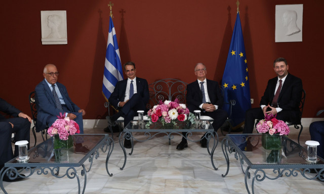 Γιορτή Δημοκρατίας: Θερμοκρασία καύσωνα και ψυχρό πολιτικό κλίμα στους κήπους του Προεδρικού Μεγάρου