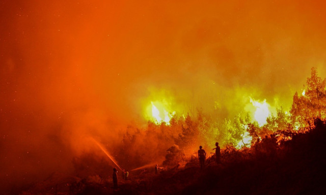 Μεγάλη φωτιά στην Κύπρο: Πύρινη κόλαση στη Λεμεσό – Ένας νεκρός και εκκενώσεις οικισμών