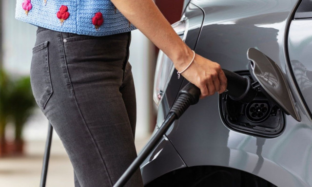 Από το 2030 τα εταιρικά και ενοικιαζόμενα αυτοκίνητα θα είναι μόνο ηλεκτρικά;