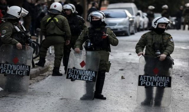 Νέα Φιλαδέλφεια: Επίθεση νεαρών σε διμοιρία των ΜΑΤ - Τρεις οι τραυματίες