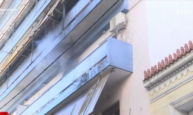 Φωτιά στον Πειραιά: Χωρίς τις αισθήσεις της ανασύρθηκε ηλικιωμένη