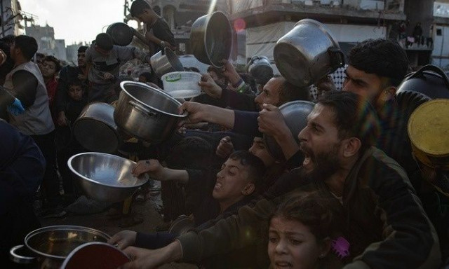 Γάζα: Φορτηγά με ανθρωπιστική βοήθεια άρχισαν να κινούνται προς τον θύλακα από την Αίγυπτο