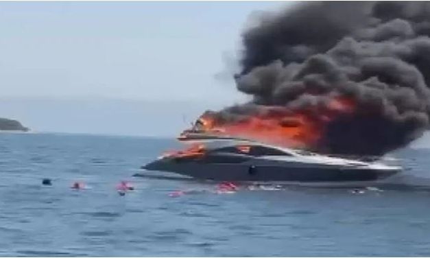 Πριγκηπονήσια: Φωτιά ξέσπασε σε σκάφος στο «λουλούδι» της Κωνσταντινούπολης - Βίντεο