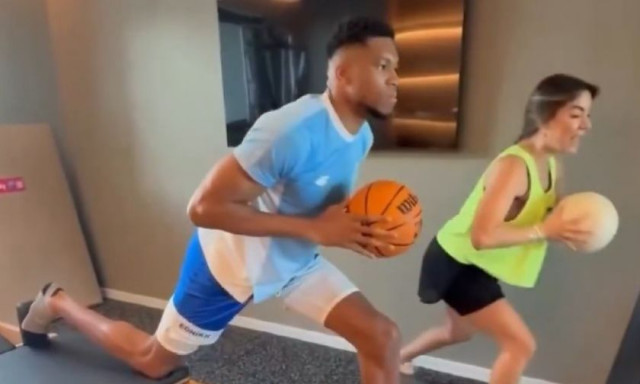 Φόρεσε τα γαλανόλευκα και στρώθηκε στη δουλειά ο Γιάννης Αντετοκούνμπο