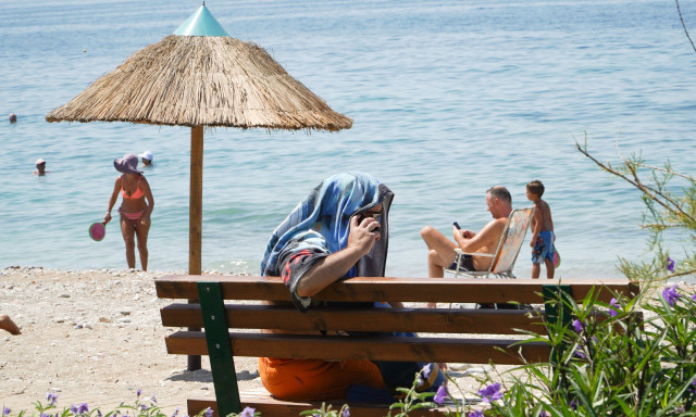 Καιρός: Επιμένει ο καύσωνας μέχρι τη Δευτέρα –Επικαιροποιήθηκε το έκτακτο δελτίο