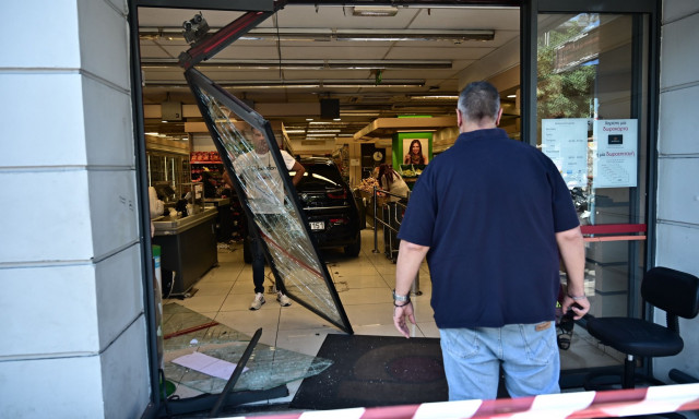 Νίκαια: Στο νοσοκομείο τα δύο παιδιά που παρέσυρε το ΙΧ σε σούπερ μάρκετ – Τι υποστηρίζει η 50χρονη