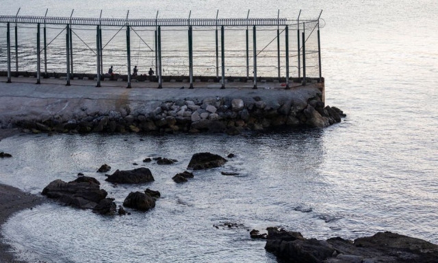 Πενήντα τέσσερα παιδιά κολύμπησαν από το Μαρόκο στον ισπανικό θύλακα Θέουτα