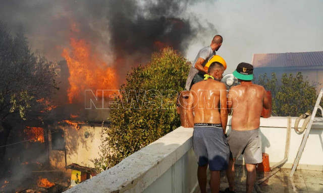 Κρυονέρι: Πύρινος κλοιός, κατεστραμμένα σπίτια, αγωνία και απεγκλωβισμοί - Όσα κατέγραψε το Newsbomb