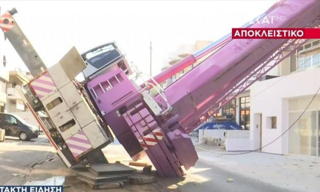 Περιστέρι: Γερανοφόρο όχημα παρέσυρε ηλεκτροφόρα καλώδια και έπεσε σε πολυκατοικία