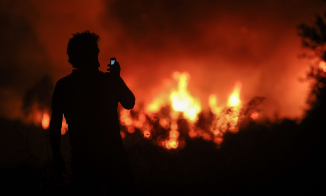 Φωτιά: Μάχη με τον χρόνο και τις φλόγες στην Εύβοια