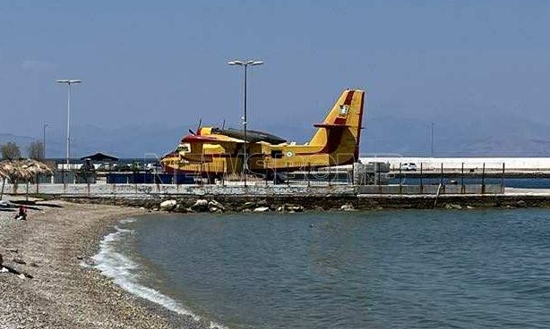 Στο λιμάνι του Κιάτου παραμένει το Canadair μετά την αναγκαστική προσθαλάσσωση