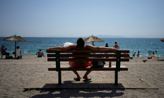 Καιρός: Καύσωνας με 44 βαθμούς Κελσίου - Από Τρίτη πέφτει η θερμοκρασία και έρχονται βροχές