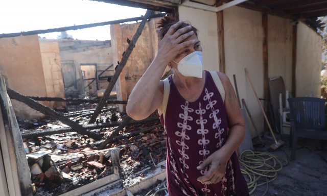 Αποκαρδιωτικές εικόνες από τις φωτιές σε Κρυονέρι και Μεσσηνία: Στάχτη και εξαντλημένοι πυροσβέστες