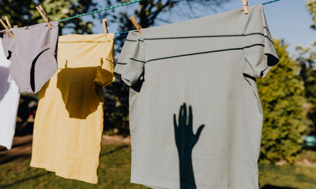Πώς να αφαιρέσετε λεκέδες από λάδι με μόνο δύο υλικά που έχετε ήδη στο σπίτι