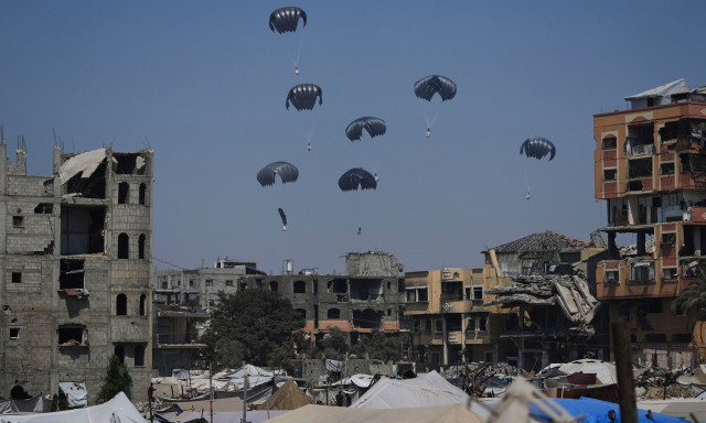 Νέα ελπίδα για τον λιμό στην Γάζα: Άνοιξαν ανθρωπιστικοί διάδρομοι, παραδίδεται βοήθεια