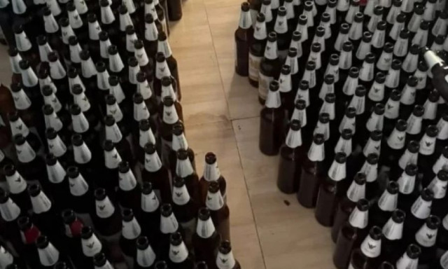 Ζούσε μόνο με μπύρα για 30 ημέρες: Πατέρας βρέθηκε νεκρός δίπλα σε 100 άδεια μπουκάλια