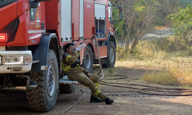 Υπό μερικό έλεγχο η φωτιά στην Πεντέλη
