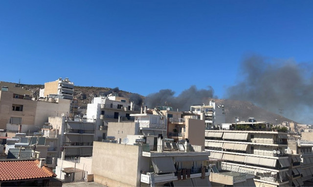 Φωτιά τώρα: Οριοθετήθηκε η πυρκαγιά στο Κερατσίνι