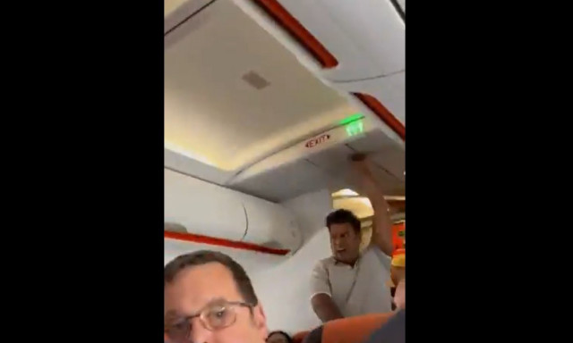 Τρόμος σε πτήση: Επιβάτης σηκώθηκε όρθιος και φώναζε πώς έχει βόμβα - Δείτε βίντεο