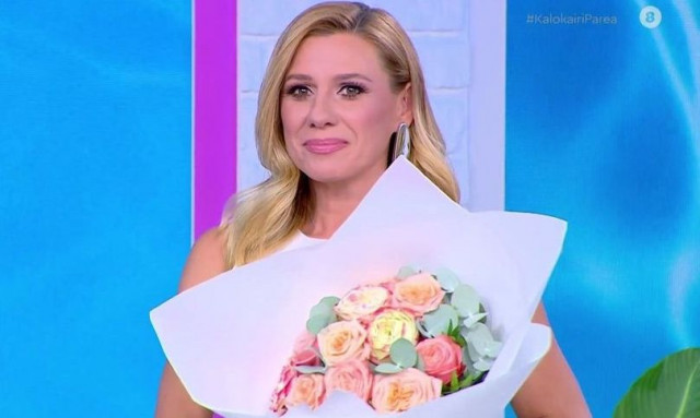 Κατερίνα Καραβάτου: «Πάγωσε» με την ανώνυμη ανθοδέσμη που έλαβε στον αέρα - «Μου κάνετε πλάκα;»