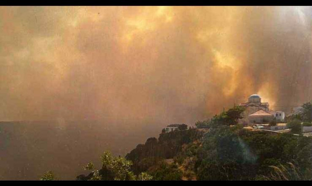 Φωτιά τώρα: Νέα μεγάλη αναζωπύρωση στα Κύθηρα - Πνέουν ισχυροί άνεμοι