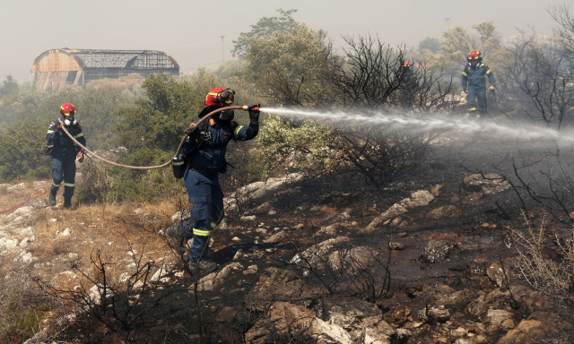 Πώς ξεκίνησε η φωτιά στους πρόποδες του Υμηττού – Τα σενάρια που εξετάζονται