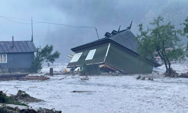 Ρουμανία: Τρεις νεκροί και εκατοντάδες εκτοπισμένοι από τις φονικές πλημμύρες - Εικόνες «Αποκάλυψης»