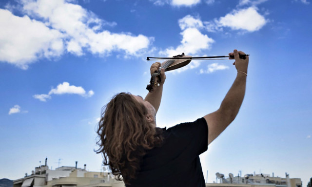 Ακούστε το καινούριο τραγούδι του Μάνου Πυροβολάκη «40 να τα μοιραστούν»