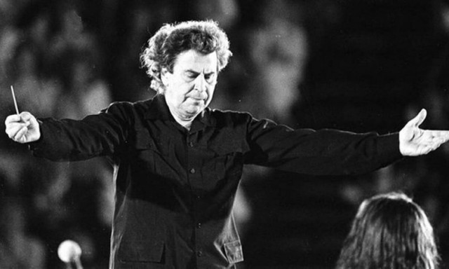 «Μίκης Θεοδωράκης: Τα λαϊκά»: Ακούστε τη λίστα με τα καλύτερα λαϊκά τραγούδια του κορυφαίου συνθέτη