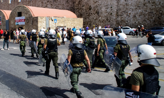 Ρόδος: Δικαστική τροπή στη διαμαρτυρία κατά του κρουαζιερόπλοιου «Crown Iris»