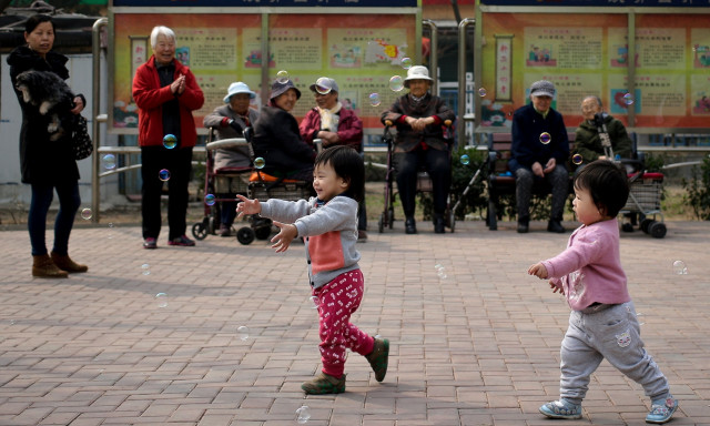 Η Κίνα προσφέρει χρήματα σε γονείς σε μια προσπάθεια να αυξηθούν οι γεννήσεις