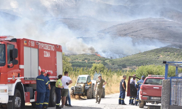 Φωτιά στην Αγιά Λάρισας: Κάηκε πυροσβεστικό όχημα - Δύο πυροσβέστες στο νοσοκομείο με εγκαύματα