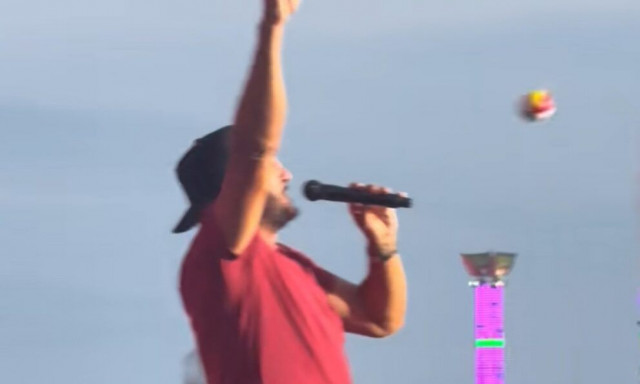 Καρέ καρέ το χτύπημα: Αμερικανός σούπερ σταρ τραγουδά όταν δέχεται αντικείμενο στο πρόσωπο (βίντεο)