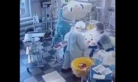 Μέγα-σεισμός στη Ρωσία: Γιατροί συνέχισαν την εγχείρηση παρά τους ισχυρούς σεισμούς - Δείτε βίντεο