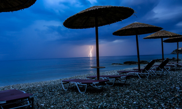 Καιρός: Από τον καύσωνα, στις καταιγίδες και το χαλάζι – Πότε θα ξεκινήσει η κακοκαιρία