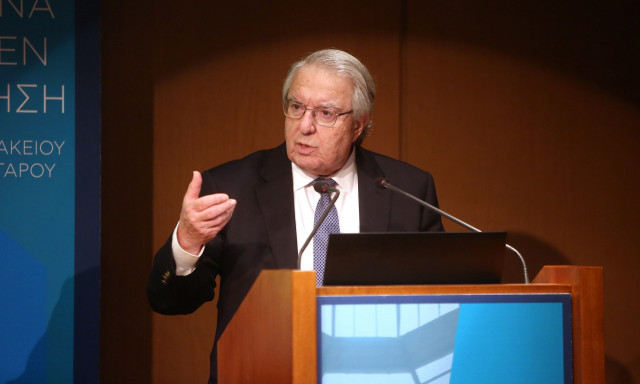 Όχι πια influencer, να λέμε «επιδράστρια», εξηγεί ο Μπαμπινιώτης