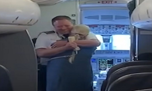Συγκινητική στιγμή σε πτήση στις ΗΠΑ: Πιλότος έκανε έκπληξη στη γιαγιά του - Δείτε βίντεο