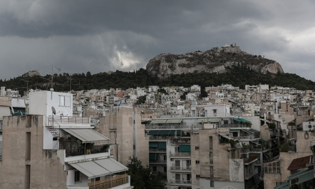 Καιρός αύριο: Μπόρες, χαλάζι και ισχυροί άνεμοι– Έως 34 βαθμούς η θερμοκρασία