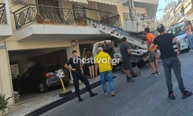 Απίστευτο ατύχημα στη Θεσσαλονίκη: Γερανός έπεσε σε μπαλκόνι διαμερίσματος