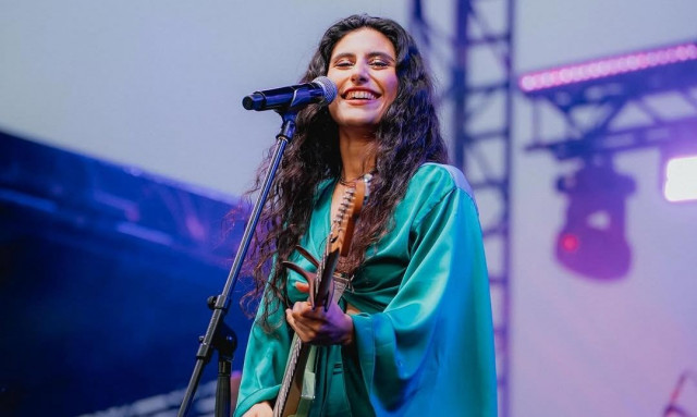 Μαρίνα Σπανού: Πόζαρε με μαύρο μπικίνι σε κρυστάλλινα νερά και χωρίς μακιγιάζ