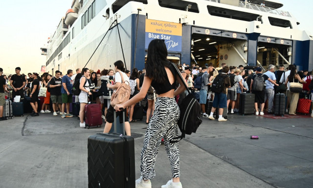 Λιμάνι Πειραιά: Αναχωρούν κατά κύματα οι αδειούχοι