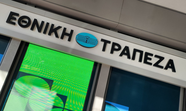 Εθνική Τράπεζα: Διευκρινίσεις για τη μηνιαία χρέωση 0,80 ευρώ στους πελάτες της