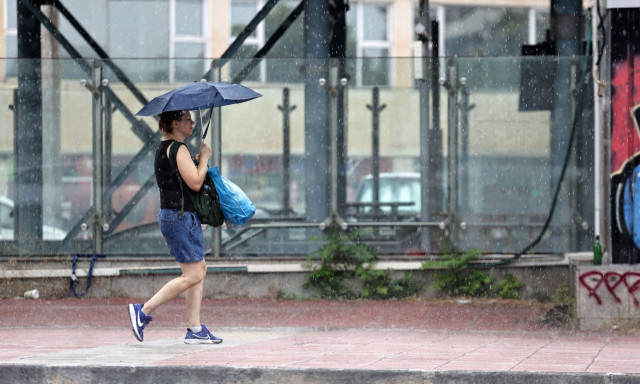 Ισχυρή κακοκαιρία σαρώνει τη χώρα - Πού βρέχει τώρα