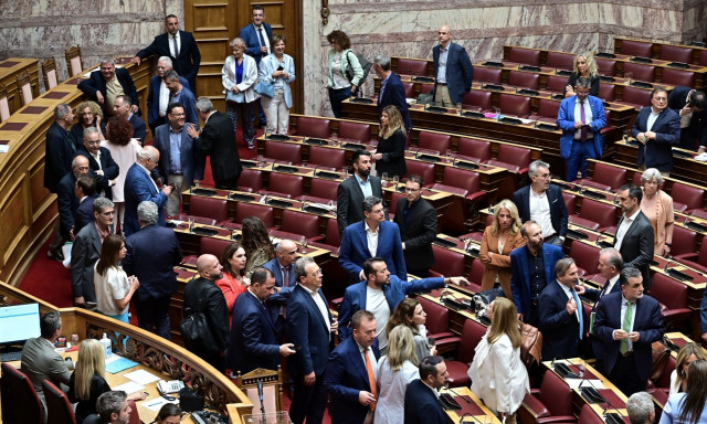 Η κυβερνητική μπλόφα της αποχής έκανε άνω - κάτω την αντιπολίτευση και «έκλεισε» την προανακριτική