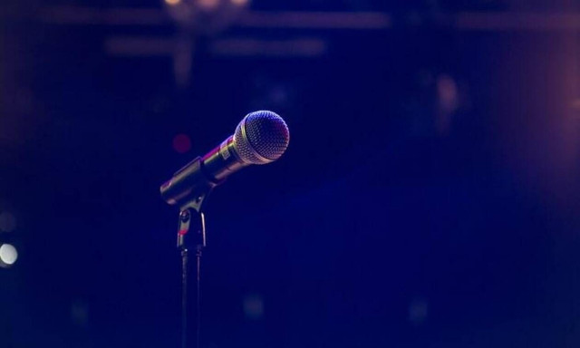 Συνελήφθη γνωστός τραγουδιστής για επεισόδιο με αστυνομικούς στη Νέα Αγχίαλο