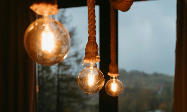 Λογαριασμοί ρεύματος: Αυξήσεις φωτιά στο ηλεκτρικό - Οι νέες τιμές τον Αύγουστο - Ποιοι επηρεάζονται