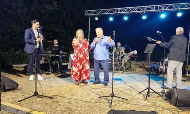 Επικό βίντεο: Ο Παναγιώτης Ψωμιάδης παίρνει το μικρόφωνο και δίνει τον ρυθμό σε πανηγύρι